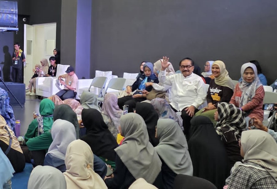 Shadiq Pasadigoe Apresiasi Keberhasilan Guru asal Tanah Datar